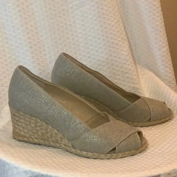 Adrienne Vittadini Bailee Linen Espadrilles EUC - Picture 3 of 9